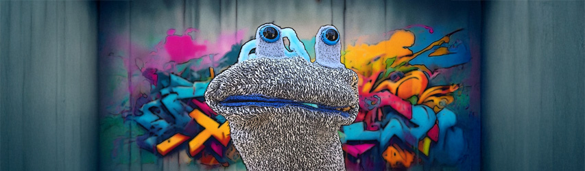 Ein grüner Fisch schwimmt  im Korallenriff. Unter ihm liegt ein rosafarbener Seestern im Sand des Meeresbodens.